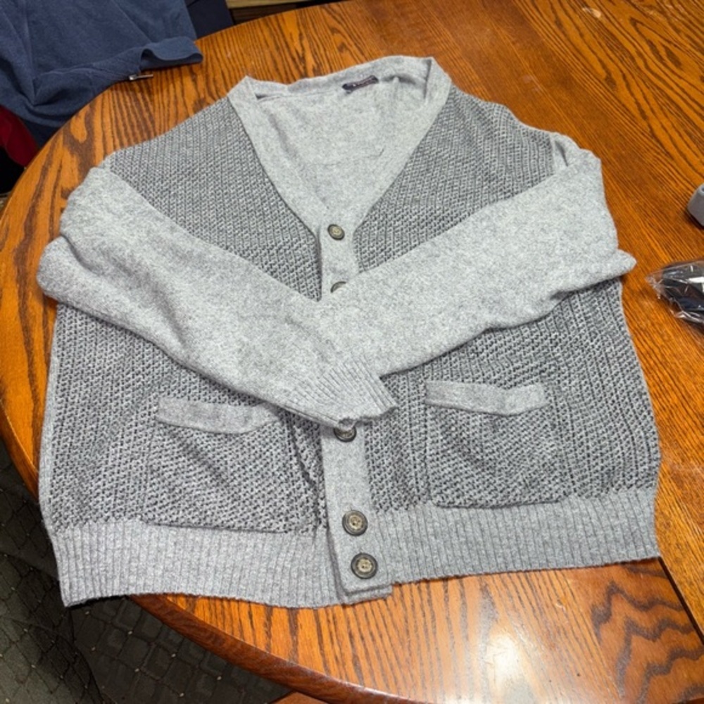 ROUNDTREE & YORK SIZE 2XLT GRAY AND NAVY BLUE BUTTON UP CARDIGAN WITH POCKETS.